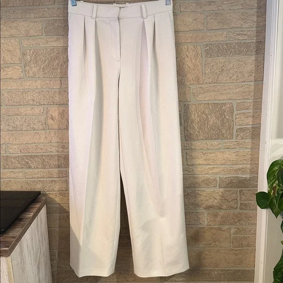Aritzia Babaton Revue Pant
High-waisted pleated pants - Picture 2 of 15